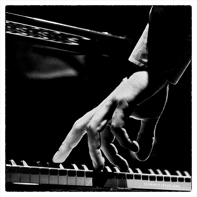 Hand on piano - Photo Schindelbeck