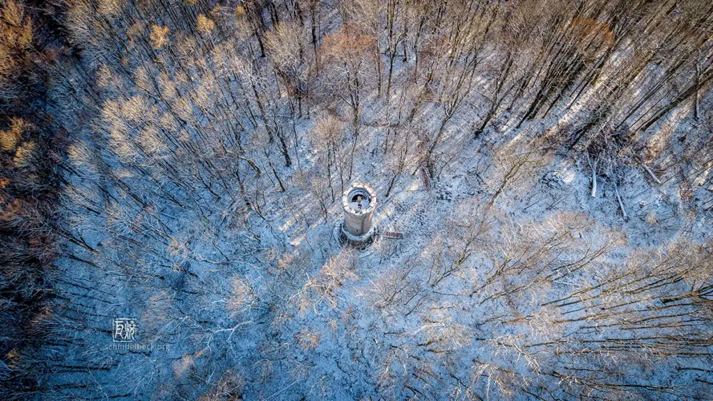 Katzenbuckelturm von oben - Foto: Schindelbeck